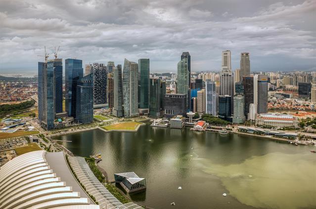 Auch dieses Foto wurde vom obersten Geschoss des Hotels "marina Bay Sands" aufgenommen. "Singapur ist die sauberste Stadt der Welt" sagt man. Aber das grüne Wasser lädt nicht zum Baden ein. Aber Baden ist dort sowieso verboten ...